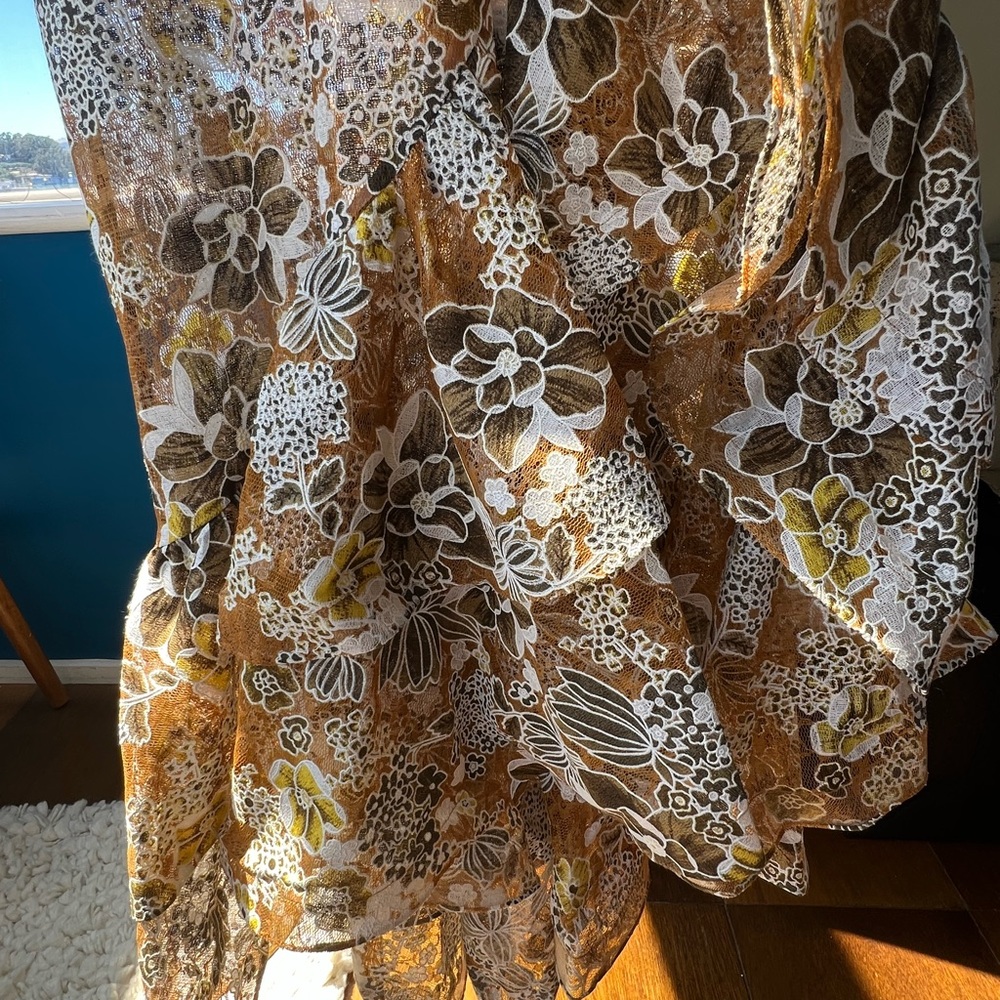 Bronx and Banco Floral Lace High-Low Gown in Tan and White - Picture 4 of 6